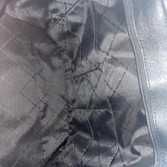 Jet Set Medium Saffiano Leather Top-Zip Tote Bag - Picture 8 of 14